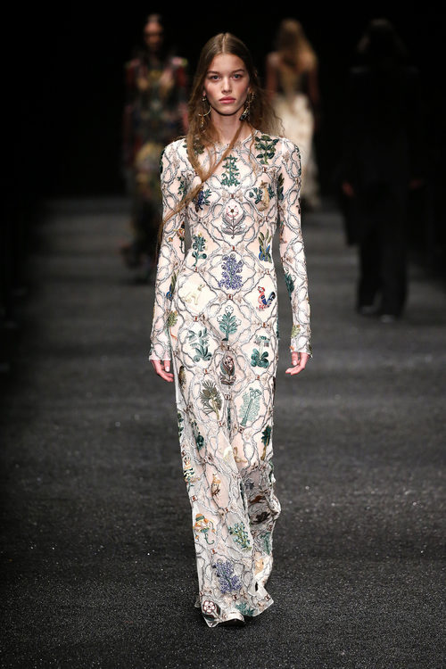 Vestido bordado de Alexander McQueen otoño/invierno 2017/2018 en la Paris Fashion Week