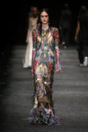 Vestido con flecos de Alexander McQueen otoño/invierno 2017/2018 en la Paris Fashion Week