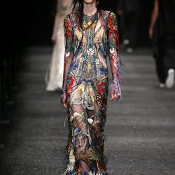 Vestido con flecos de Alexander McQueen otoño/invierno 2017/2018 en la Paris Fashion Week