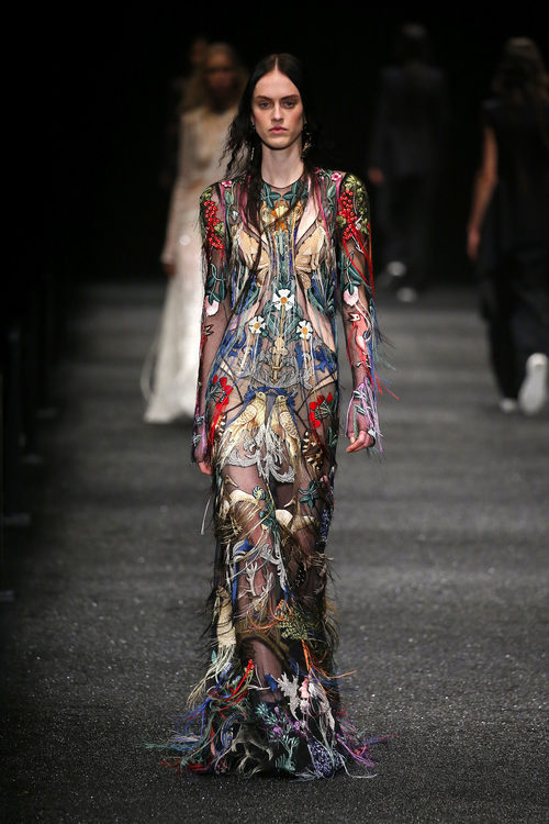 Vestido con flecos de Alexander McQueen otoño/invierno 2017/2018 en la Paris Fashion Week