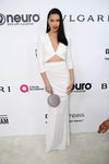 Adriana Lima con un vestido blanco en la fiesta de la Fundación Elton John por los Premios Oscar 2017
