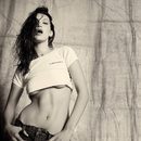 Bella Hadid posando para su propia colección con Chrome Hearts