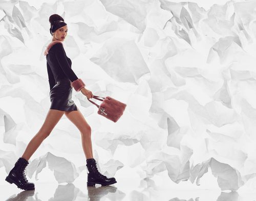 Bella Hadid con un look de cuero de su propia colección con Chrome Hearts