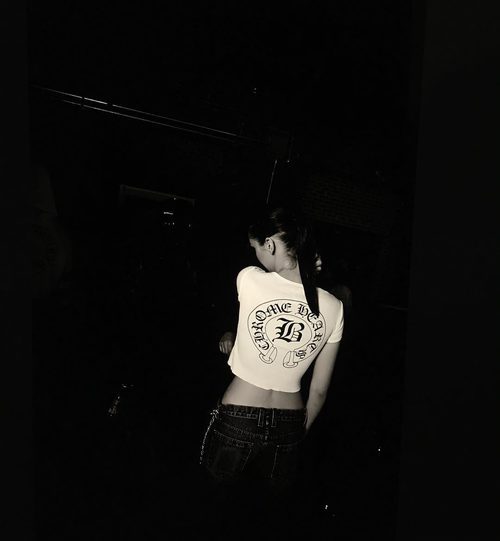 Bella Hadid con una camiseta de su propia colección con Chrome Hearts
