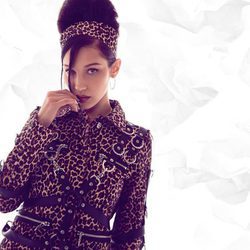 Bella Hadid con un look animal print de su propia colección para Chrome Hearts