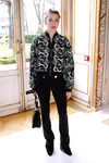 Carlota Casiraghi con una bomber floral en el desfile de Giambattista Valli en la Semana de la Moda de París