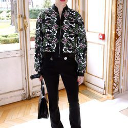 Carlota Casiraghi con una bomber floral en el desfile de Giambattista Valli en la Semana de la Moda de París