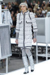 Abrigo gris perla de Chanel otoño/invierno 2017/2018 en la Paris Fashion Week