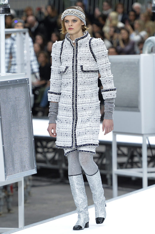 Abrigo gris perla de Chanel otoño/invierno 2017/2018 en la Paris Fashion Week