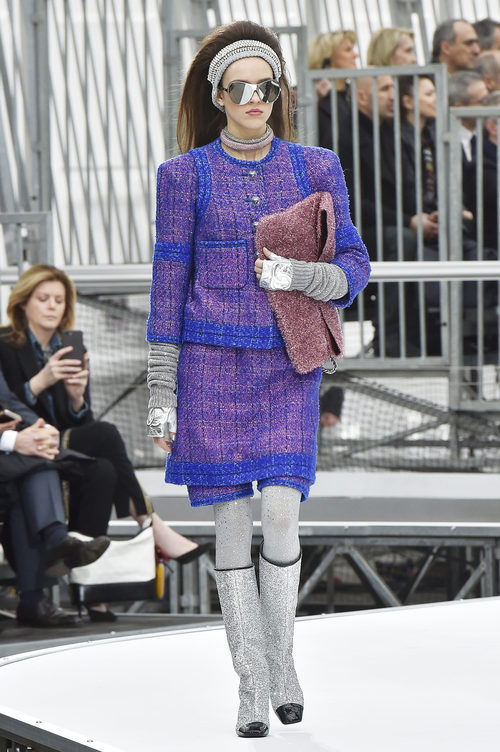 Total look glitter de Chanel otoño/invierno 2017/2018 en la Paris Fashion Week