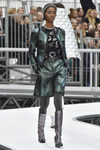 Chaqueta verde metalizada de Chanel otoño/invierno 2017/2018 en la Paris Fashion Week