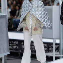 Capa acolchada de Chanel otoño/invierno 2017/2018 en la Paris Fashion Week