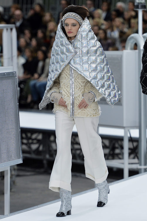 Capa acolchada de Chanel otoño/invierno 2017/2018 en la Paris Fashion Week