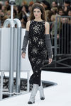 Vestido negro estampado de Chanel otoño/invierno 2017/2018 en la Paris Fashion Week