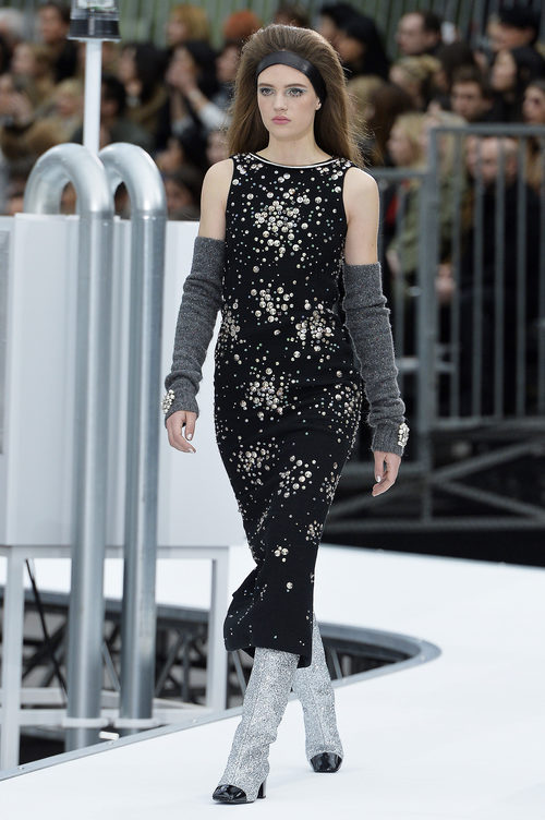 Vestido negro estampado de Chanel otoño/invierno 2017/2018 en la Paris Fashion Week