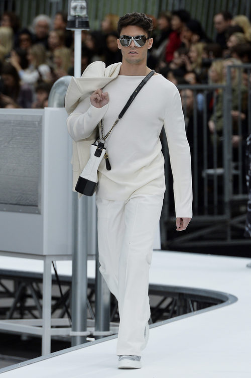 Total look white de Chanel otoño/invierno 2017/2018 en la Paris Fashion Week