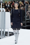 Bella Hadid desfilando para Chanel otoño/invierno 2017/2018 en la Paris Fashion Week