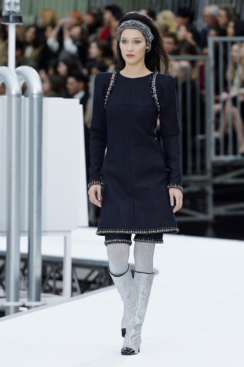 Bella Hadid desfilando para Chanel otoño/invierno 2017/2018 en la Paris Fashion Week