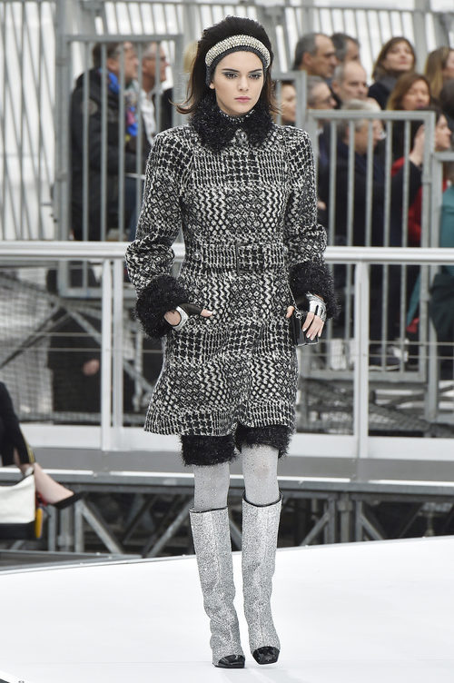Kendall Jenner desfilando para Chanel otoño/invierno 2017/2018 en la Paris Fashion Week