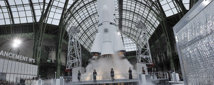 Cohete en la pasarela de Chanel otoño/invierno 2017/2018 en la Paris Fashion Week