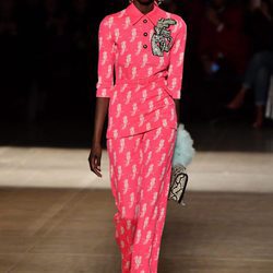 Total look rosa fucsia de Miu Miu otoño/invierno 2017/2018 en la Paris Fashion Week