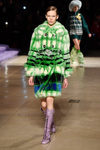 Abrigo de estampado de cuadros de Miu Miu otoño/invierno 2017/2018 en la Paris Fashion Week