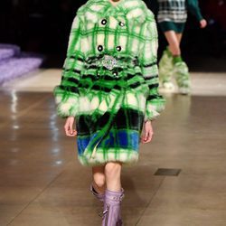 Abrigo de estampado de cuadros de Miu Miu otoño/invierno 2017/2018 en la Paris Fashion Week
