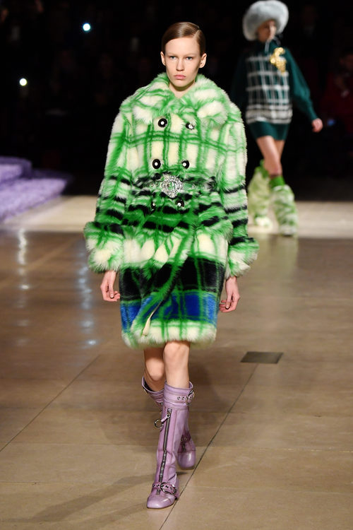 Abrigo de estampado de cuadros de Miu Miu otoño/invierno 2017/2018 en la Paris Fashion Week