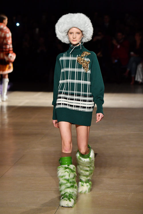 Botas altas de pelo de Miu Miu otoño/invierno 2017/2018 en la Paris Fashion Week