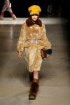 Abrigo color camel de Miu Miu otoño/invierno 2017/2018 en la Paris Fashion Week