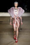 Trench de plástico transparente de Miu Miu otoño/invierno 2017/2018 en la Paris Fashion Week