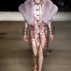 Trench de plástico transparente de Miu Miu otoño/invierno 2017/2018 en la Paris Fashion Week