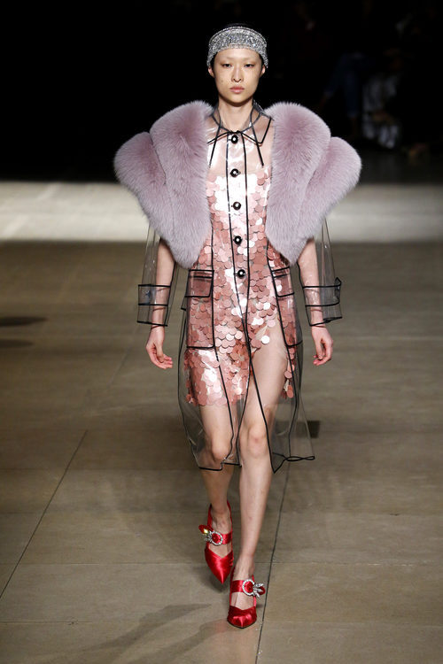 Trench de plástico transparente de Miu Miu otoño/invierno 2017/2018 en la Paris Fashion Week