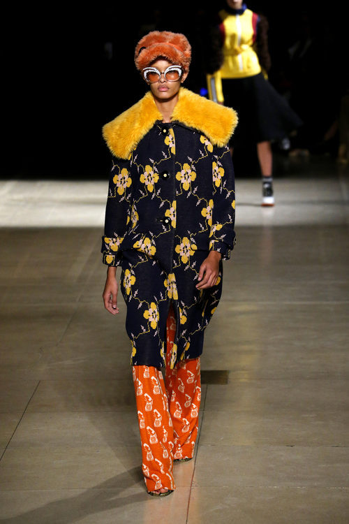Abrigo negro y amarillo de Miu Miu otoño/invierno 2017/2018 en la Paris Fashion Week