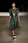Vestido de lentejuelas de Miu Miu otoño/invierno 2017/2018 en la Paris Fashion Week