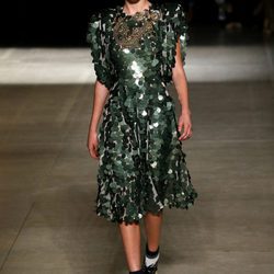 Vestido de lentejuelas de Miu Miu otoño/invierno 2017/2018 en la Paris Fashion Week