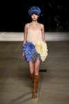 Falda de plumas de Miu Miu otoño/invierno 2017/2018 en la Paris Fashion Week