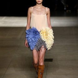 Falda de plumas de Miu Miu otoño/invierno 2017/2018 en la Paris Fashion Week