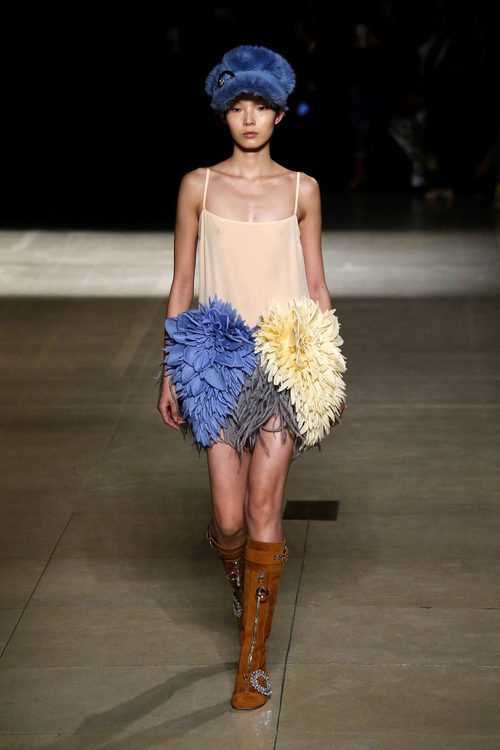 Falda de plumas de Miu Miu otoño/invierno 2017/2018 en la Paris Fashion Week