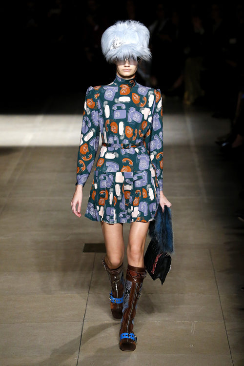 Vestido mini de Miu Miu otoño/invierno 2017/2018 en la Paris Fashion Week