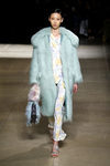 Abrigo aguamarina de Miu Miu otoño/invierno 2017/2018 en la Paris Fashion Week