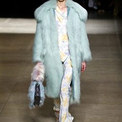 Abrigo aguamarina de Miu Miu otoño/invierno 2017/2018 en la Paris Fashion Week