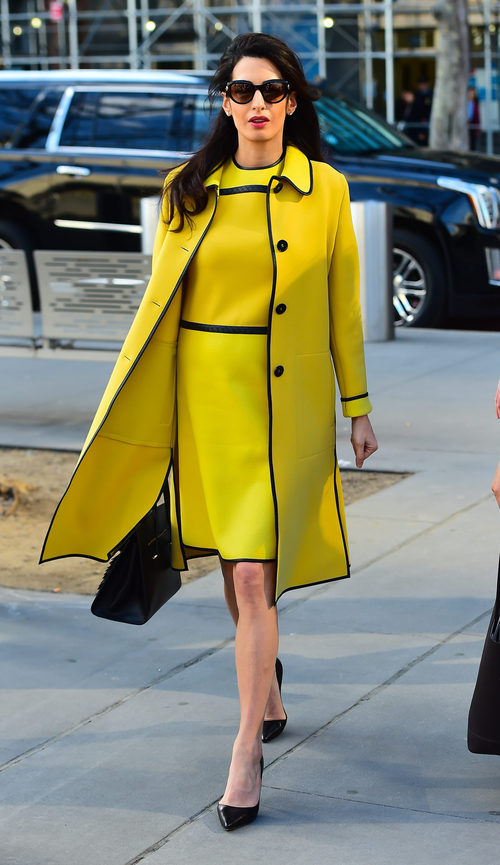 Amal Clooney con un total look mostaza en Nueva York