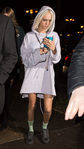 Cara Delevingne con una sudadera lila en el desfile de Rihanna para Puma