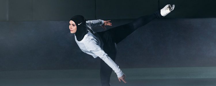 La patinadora Zahra Lari con el velo 'Pro Hijab' de Nike