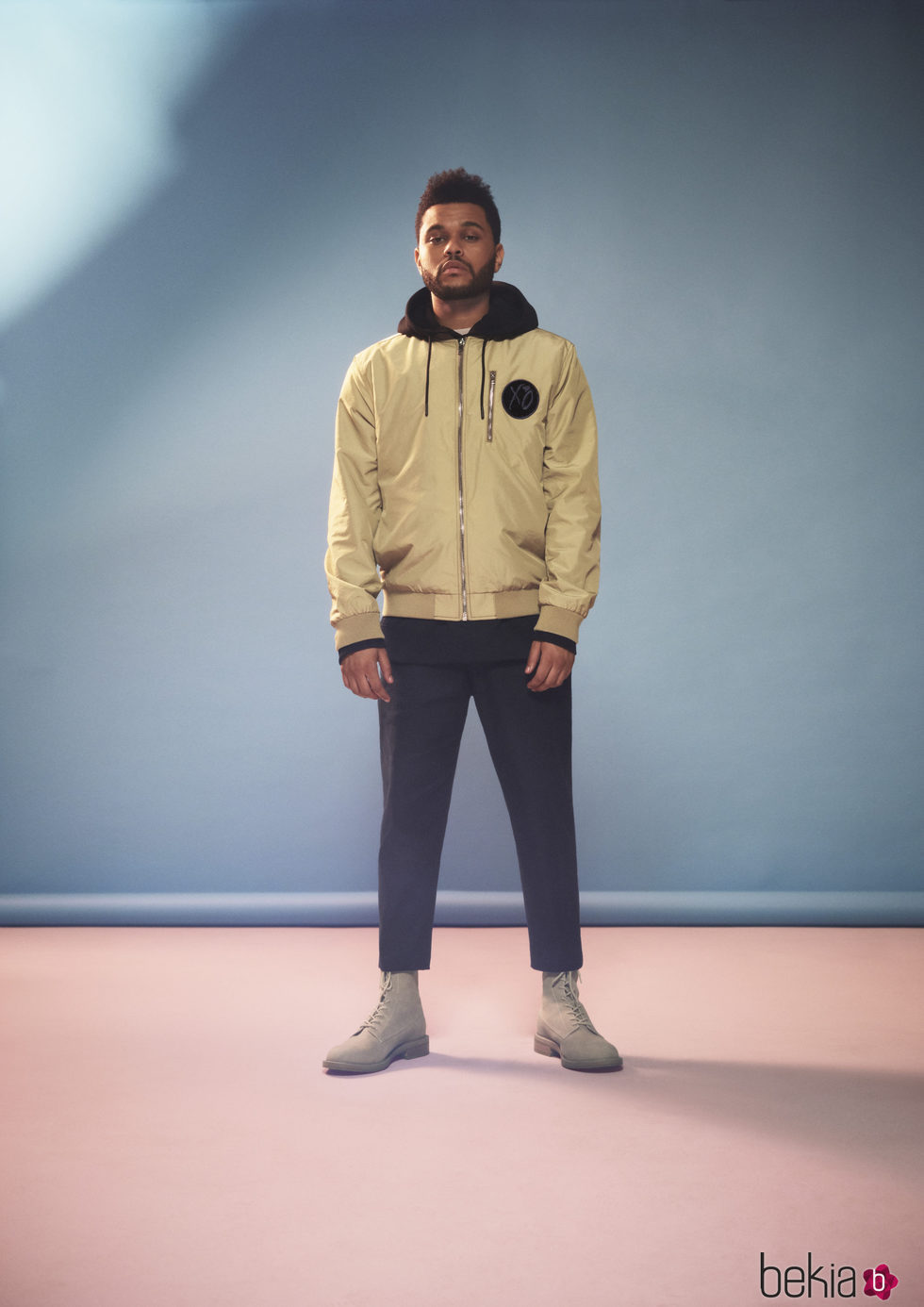 The Weeknd con una bomber dorada de H&M primavera/verano 2017