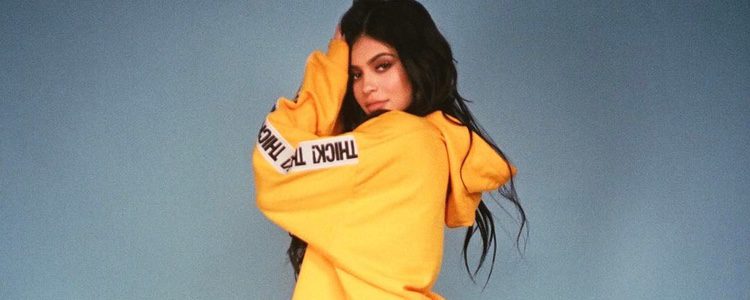 Kylie Jenner con un chándal amarillo de su propia colección de ropa