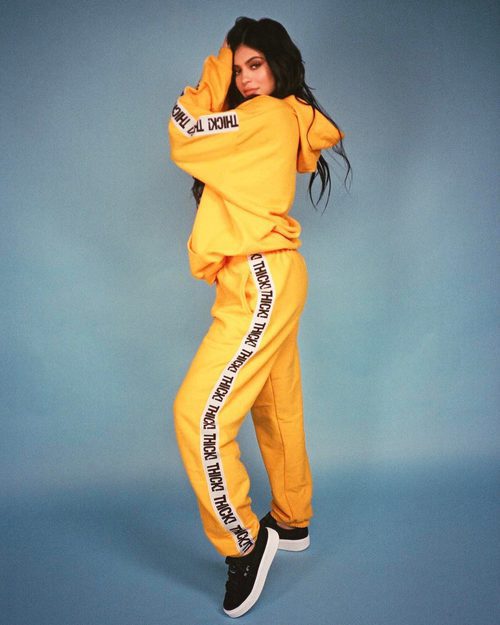 Kylie Jenner con un chándal amarillo de su propia colección de ropa