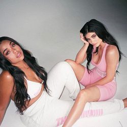 Jordyn Woods y Kylie Jenner con chándals de la colección 'Thick!'