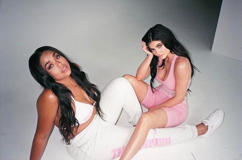 Jordyn Woods y Kylie Jenner con chándals de la colección 'Thick!'